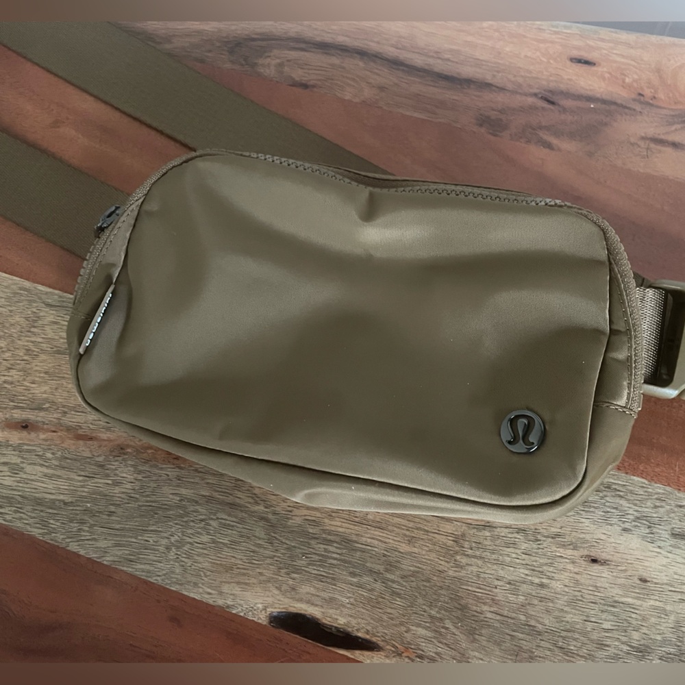 Brand New Guaranteed Authentic Lululemon 1 L Belt Bag (color: Linen) Fanny pack